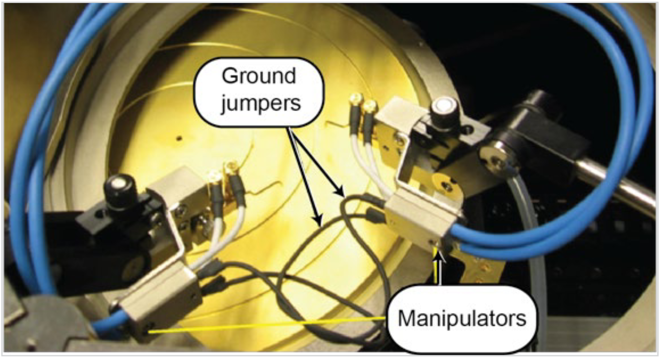 Ground jumper connecting the commons of two manipulators